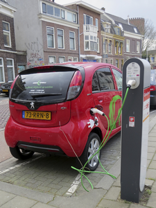 906174 Afbeelding van een oplaadpaal voor elektrische auto's op de Hopakker te Utrecht, met aan de stekker een Green ...